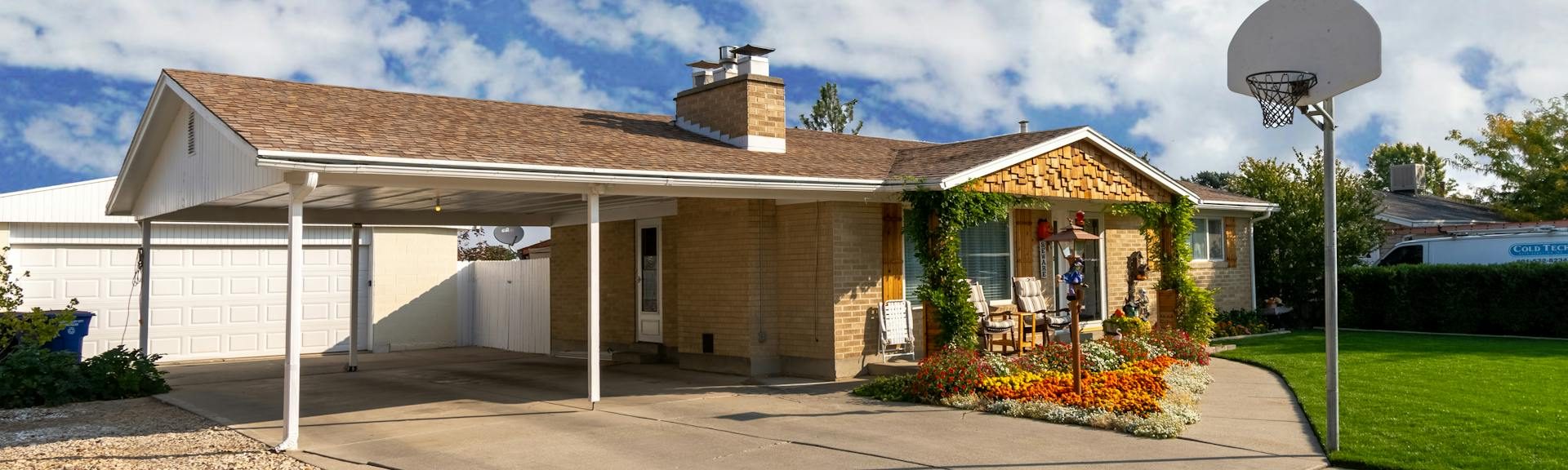 Ein, an das Haus angepasstes, Carport